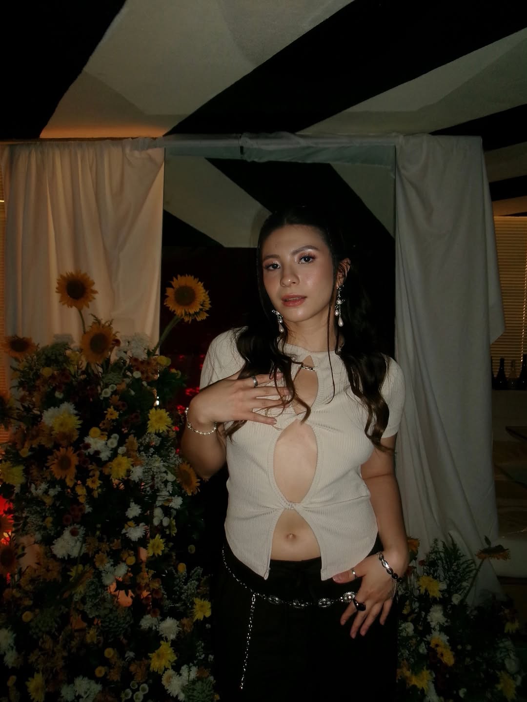 Pose seksi Shaloom Syach Razade, anak aartis Wulan Guritno yang menuai kontroversi. [Instagram]